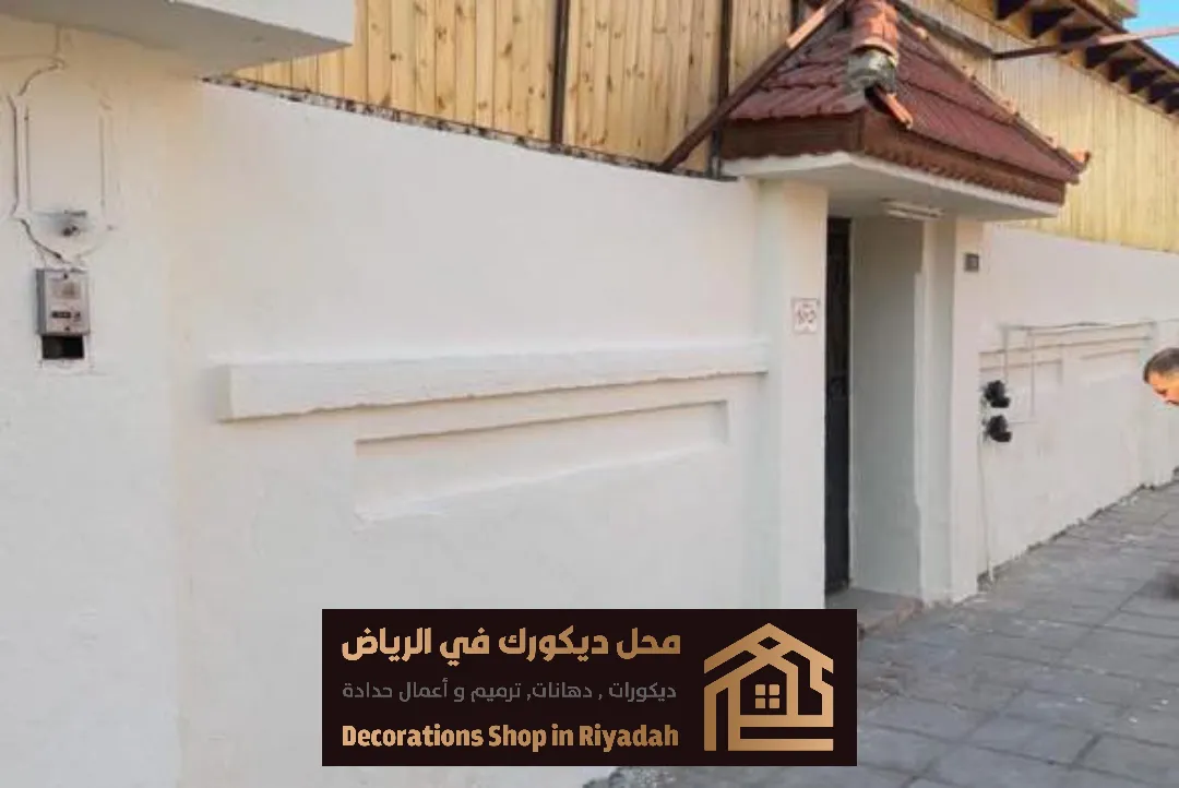 عامل دهان اسوار بالرياض